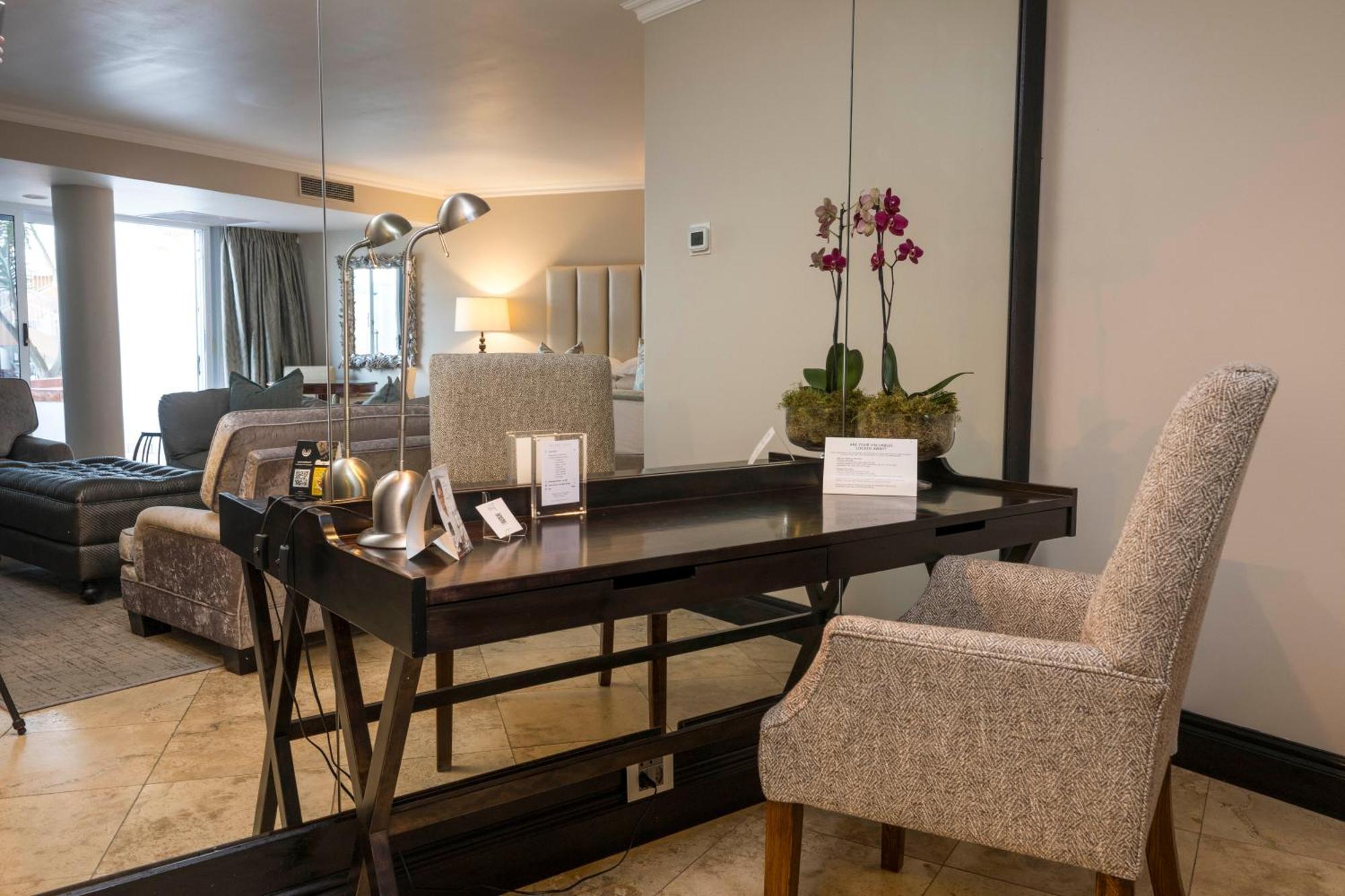 Beverly Hills Durban Bagian luar foto A suite at the hotel