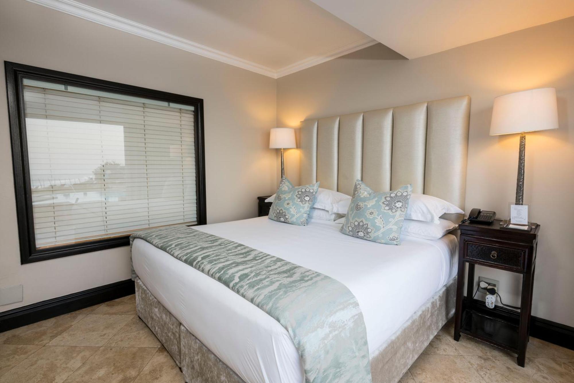 Beverly Hills Durban Bagian luar foto A bedroom at the Taj Mahal Palace
