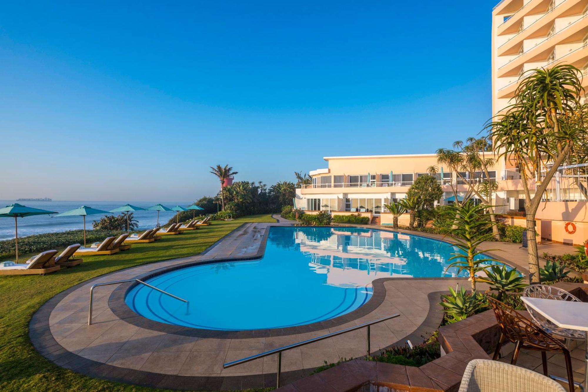 Beverly Hills Durban Bagian luar foto The swimming pool at the Hilton Tel Aviv